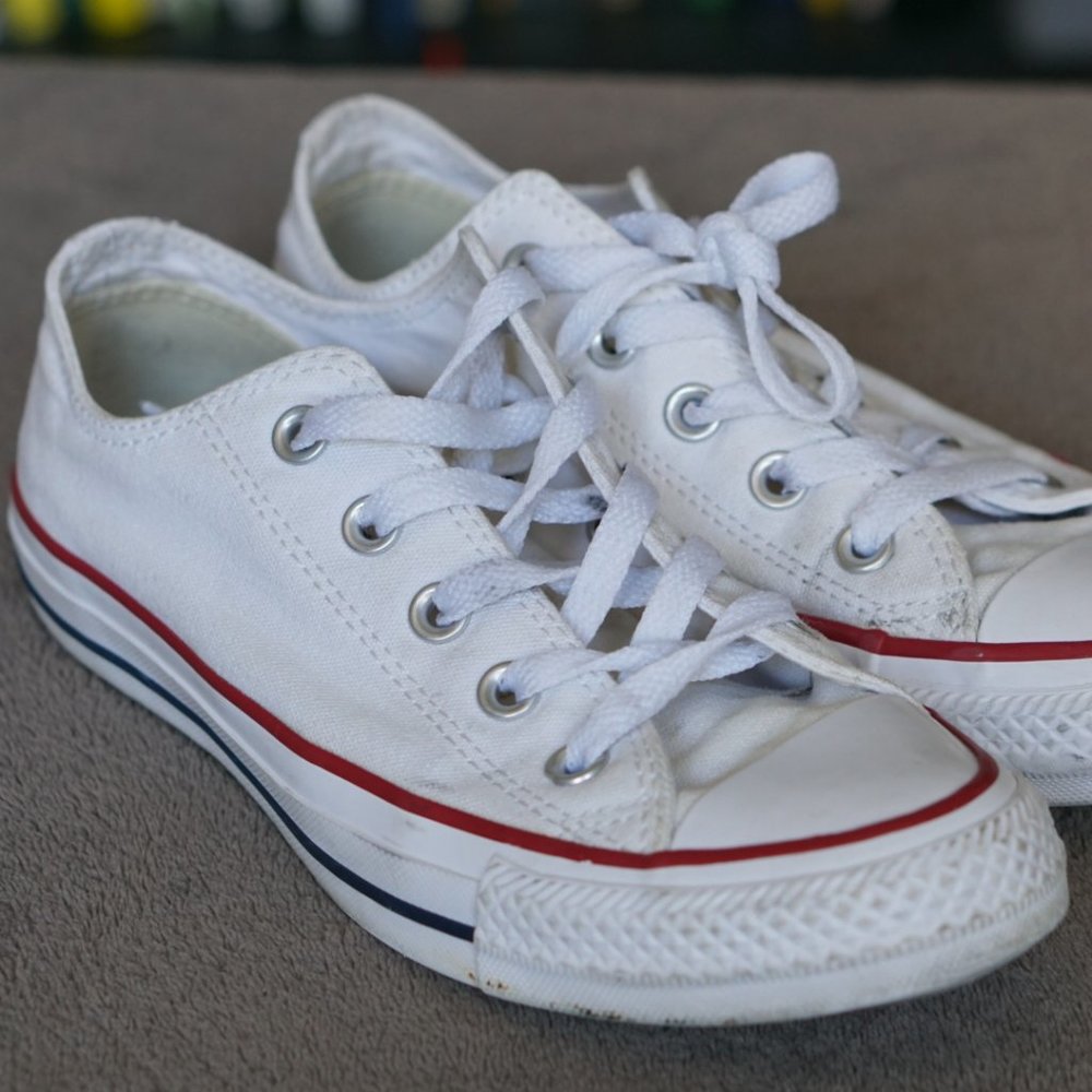 Converse white low-top chucks - great condition!